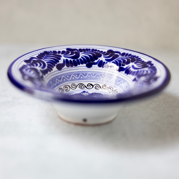 Blue & White Majolica-style Hand Painted Bowl by Hernandez of Puebla Mexico 6" - Picture 4 of 7